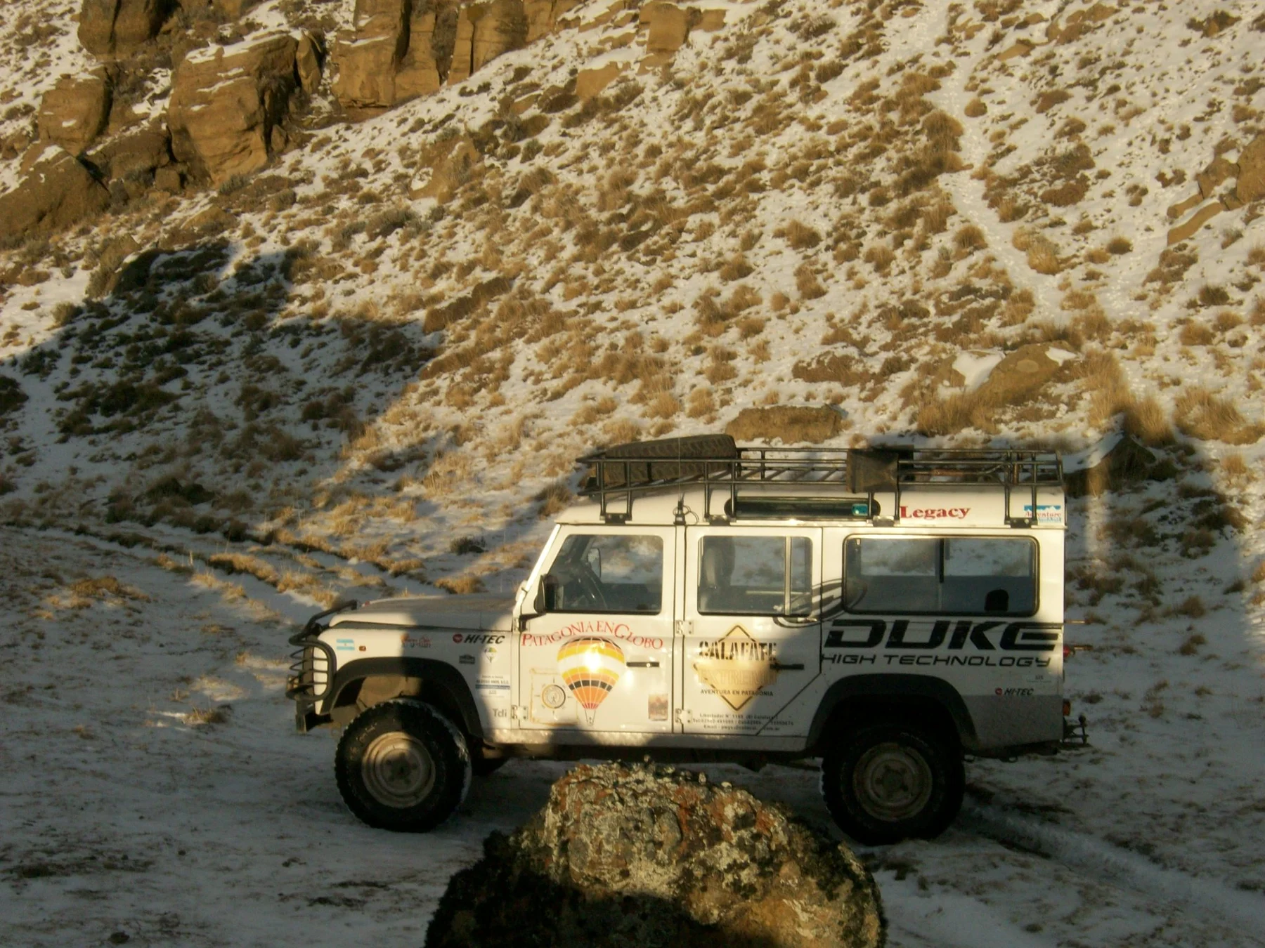 Vehículo de viaje detenido en un paisaje abierto de la Patagonia